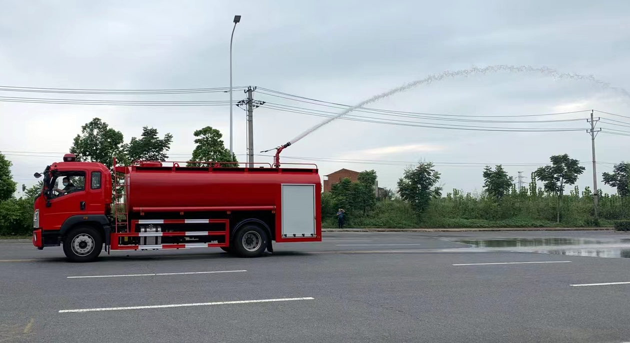 重汽国六12吨消防洒水车