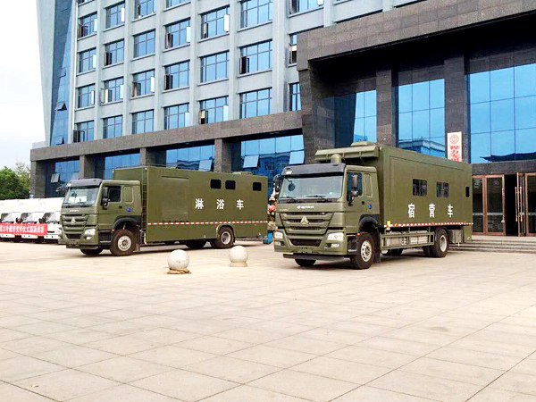 重汽豪沃淋浴车