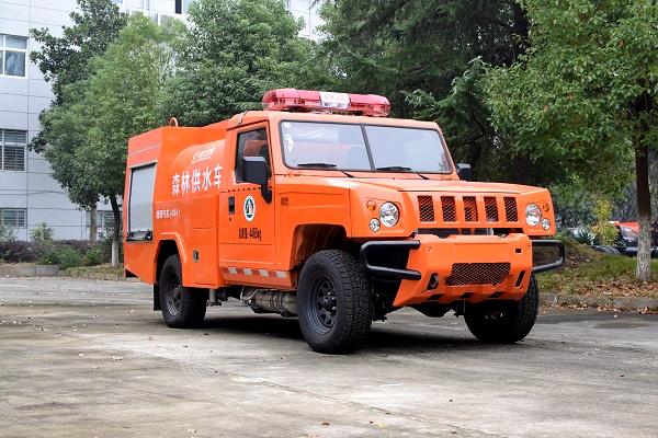 四驱1.5吨洒水供水车