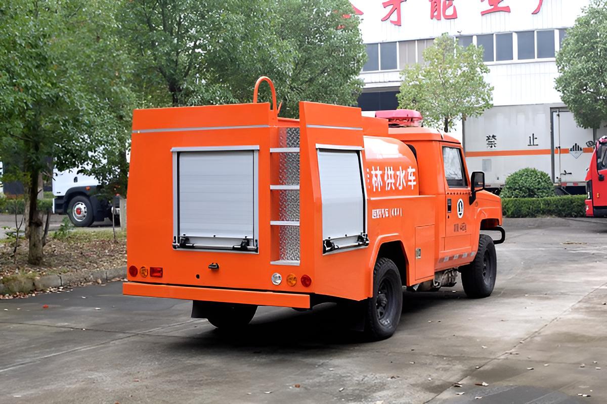 四驱1.5吨洒水供水车
