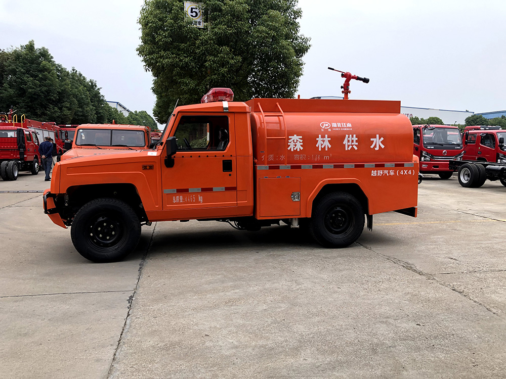 四驱2吨洒水车