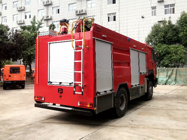 豪沃四驱5.5吨消防车