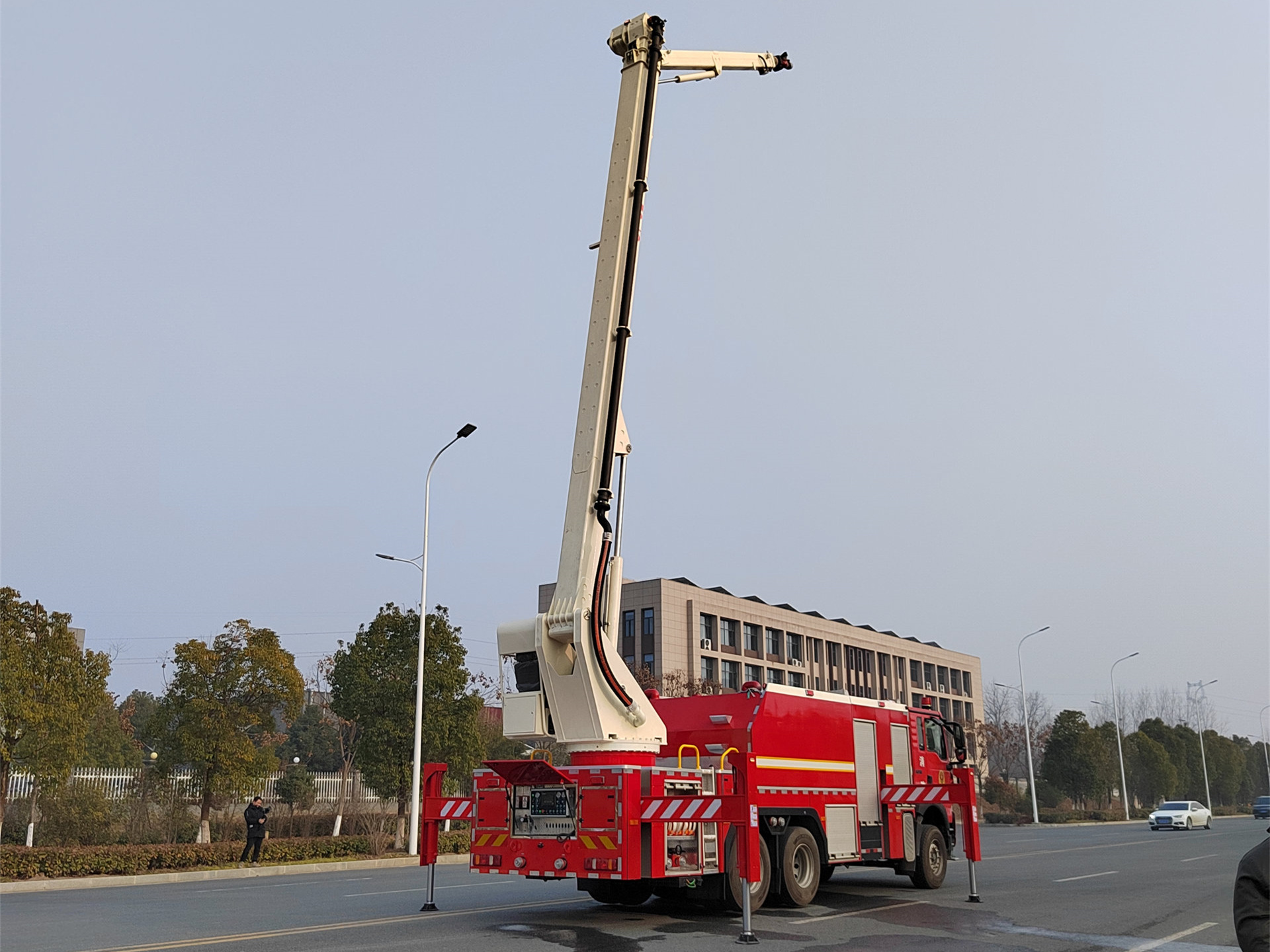 32米9吨高喷消防车