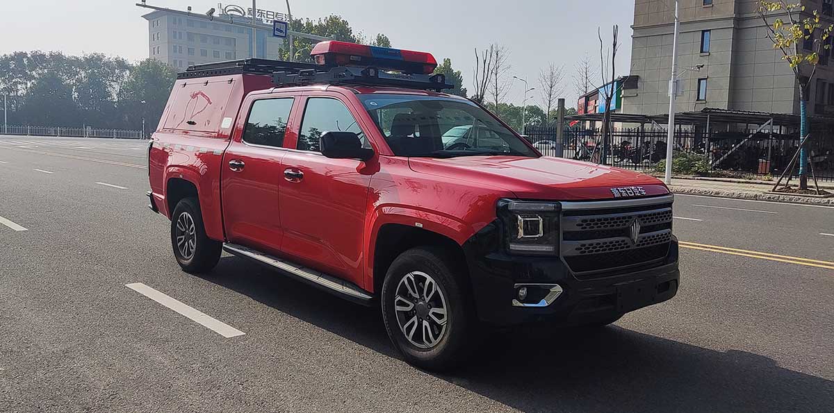 新东日牌YZR5035TXFQC20/J6型器材消防车