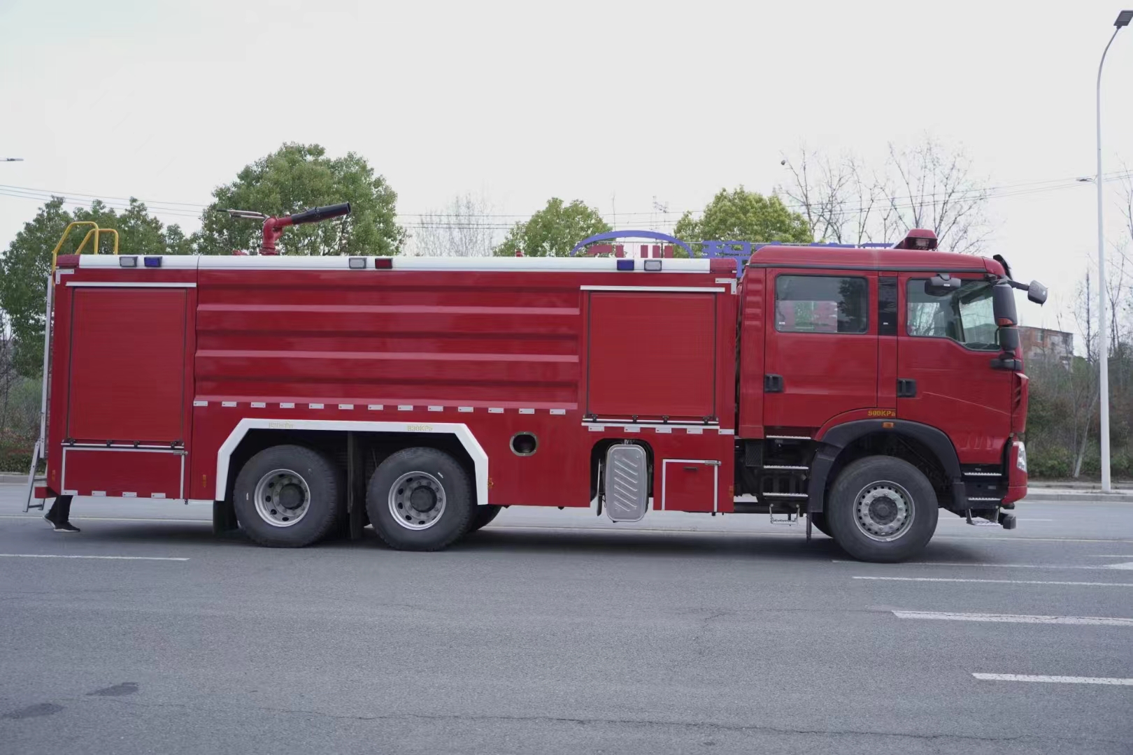 重汽后双桥18吨水罐消防车