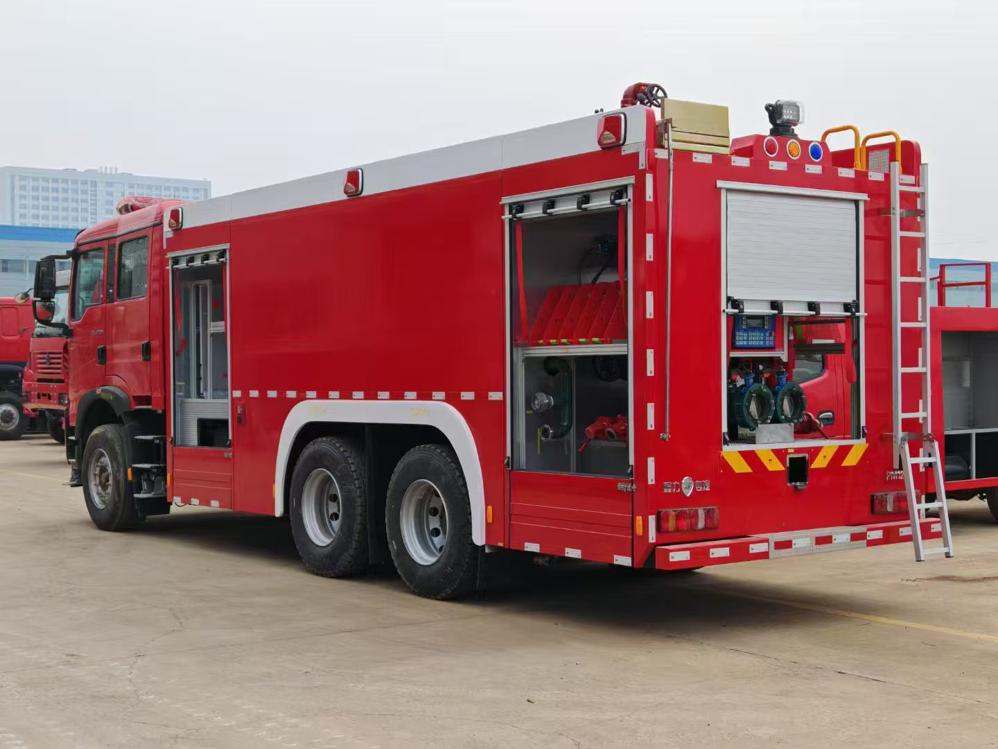 重汽豪沃18吨泡沫消防车