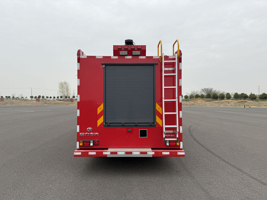 重汽豪沃9.5吨水罐消防车