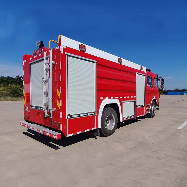 重汽豪沃9.5吨水罐消防车