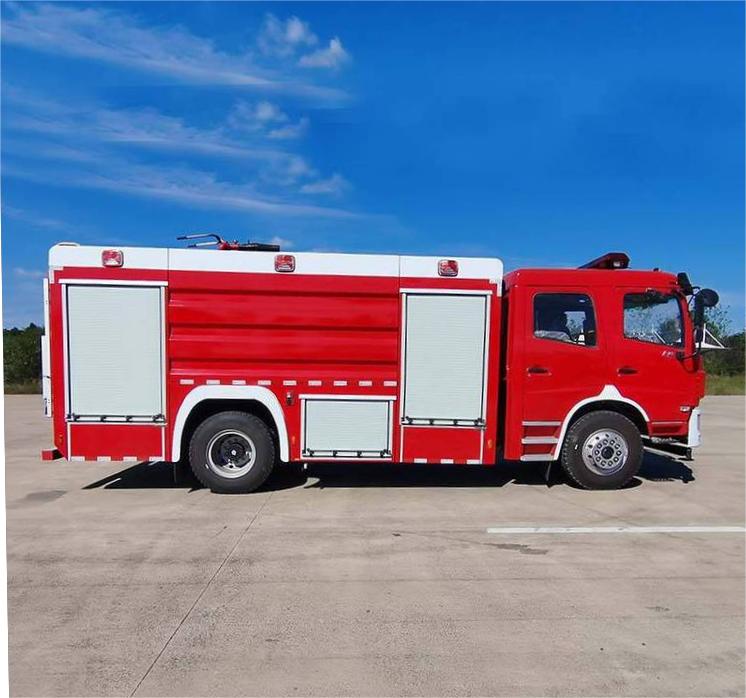 重汽豪沃9.5吨水罐消防车