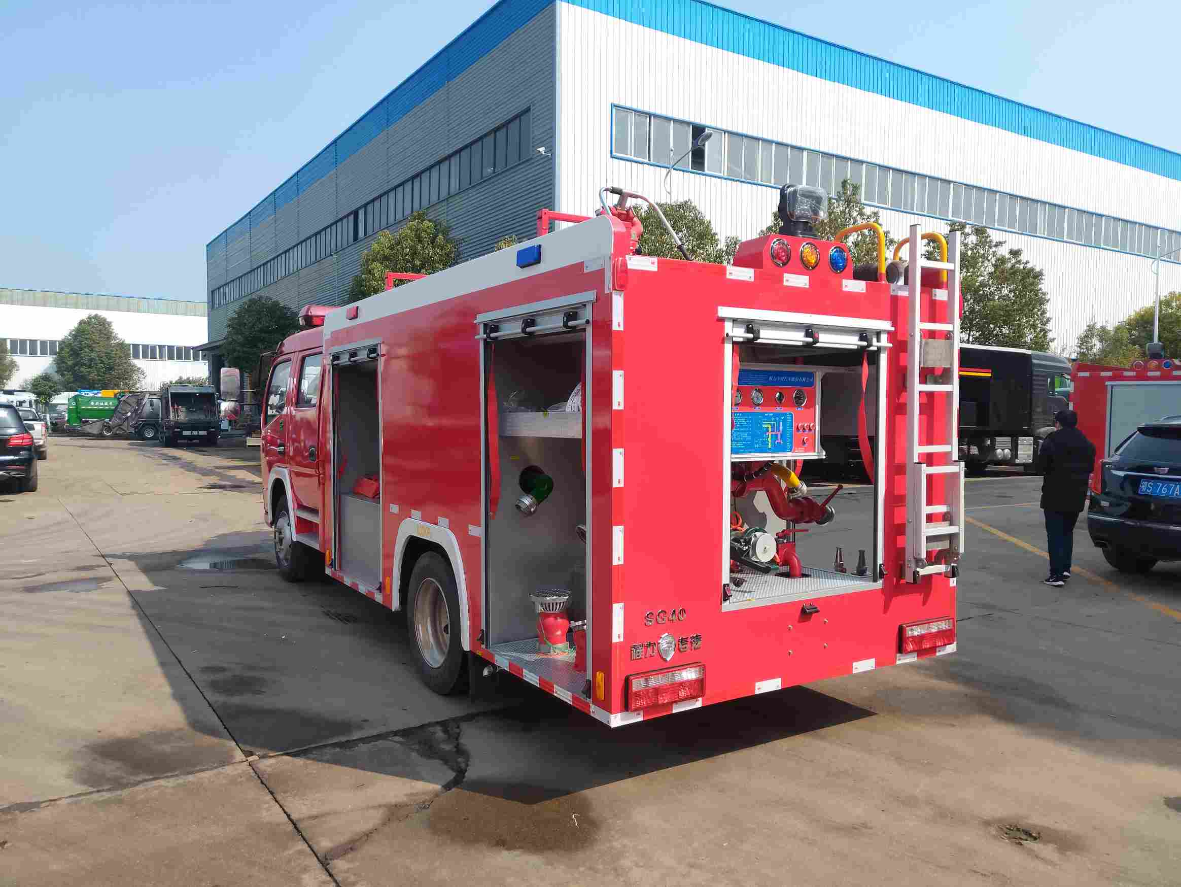 东风4吨水罐消防车