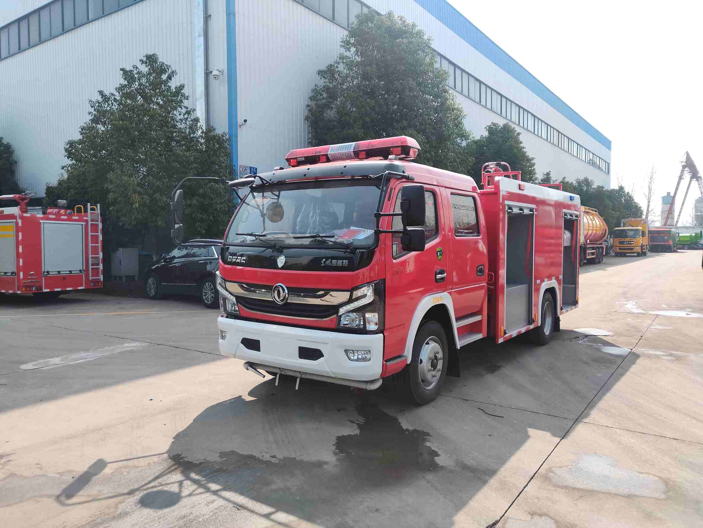 东风4吨水罐消防车