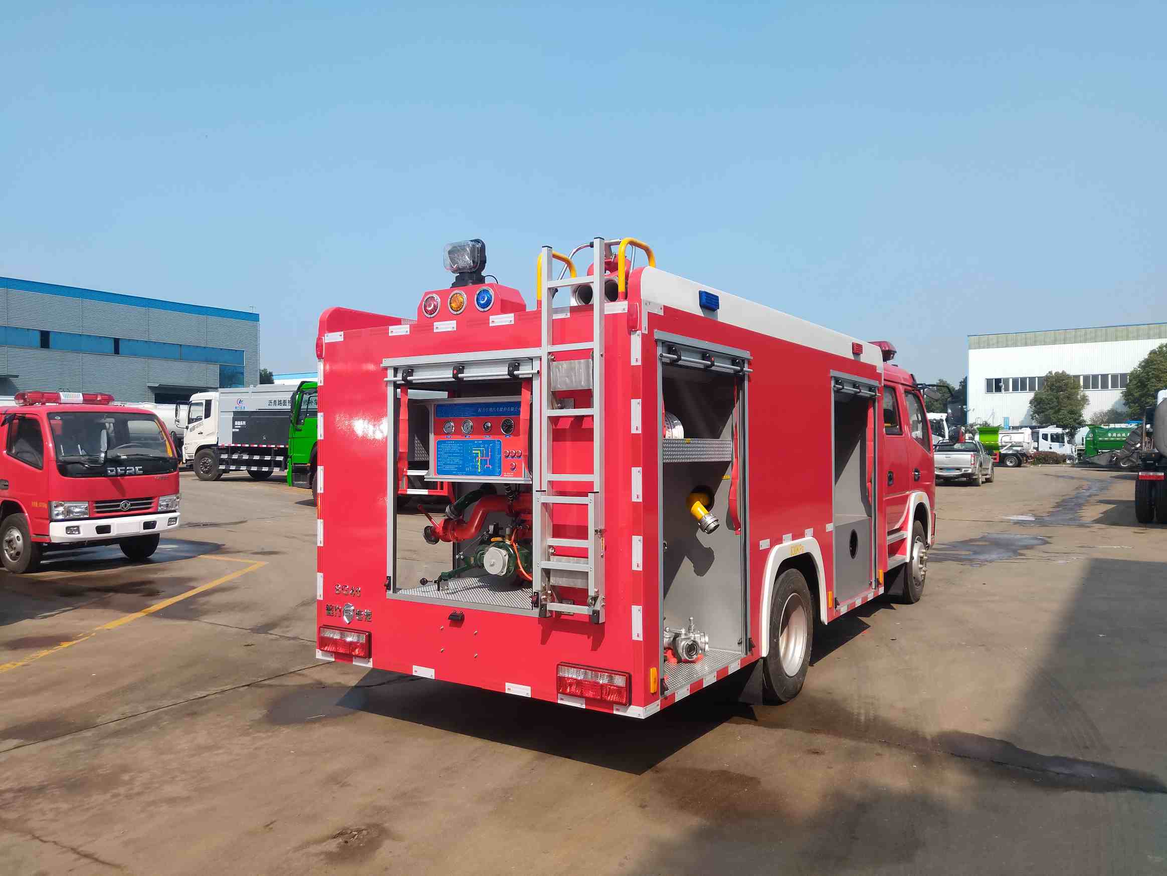 东风4吨水罐消防车