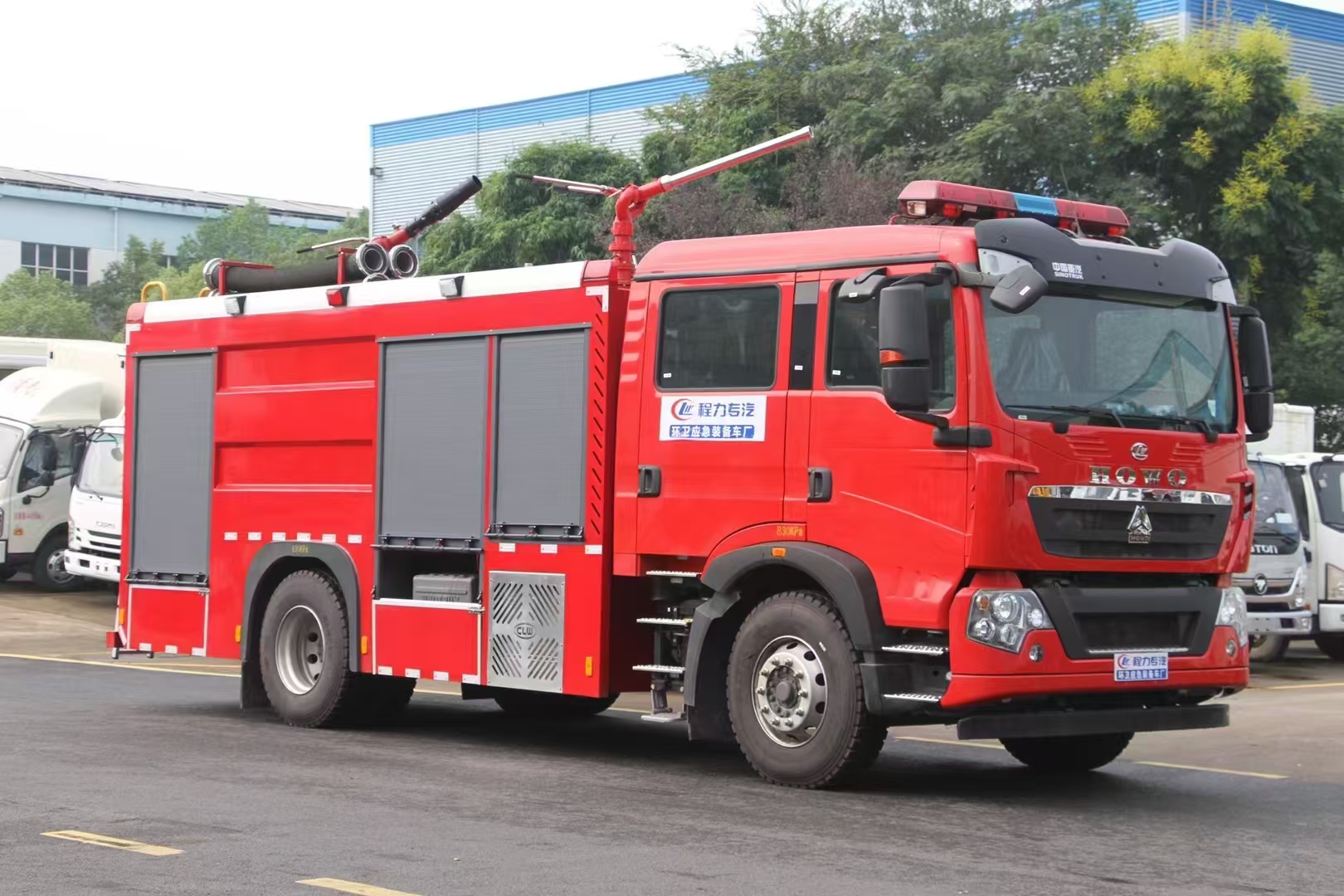 重汽豪沃7吨干粉泡沫联用消防车