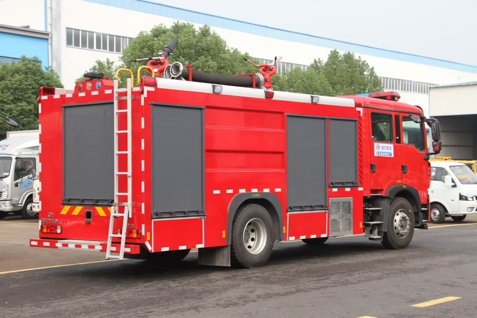 重汽豪沃7吨干粉泡沫联用消防车