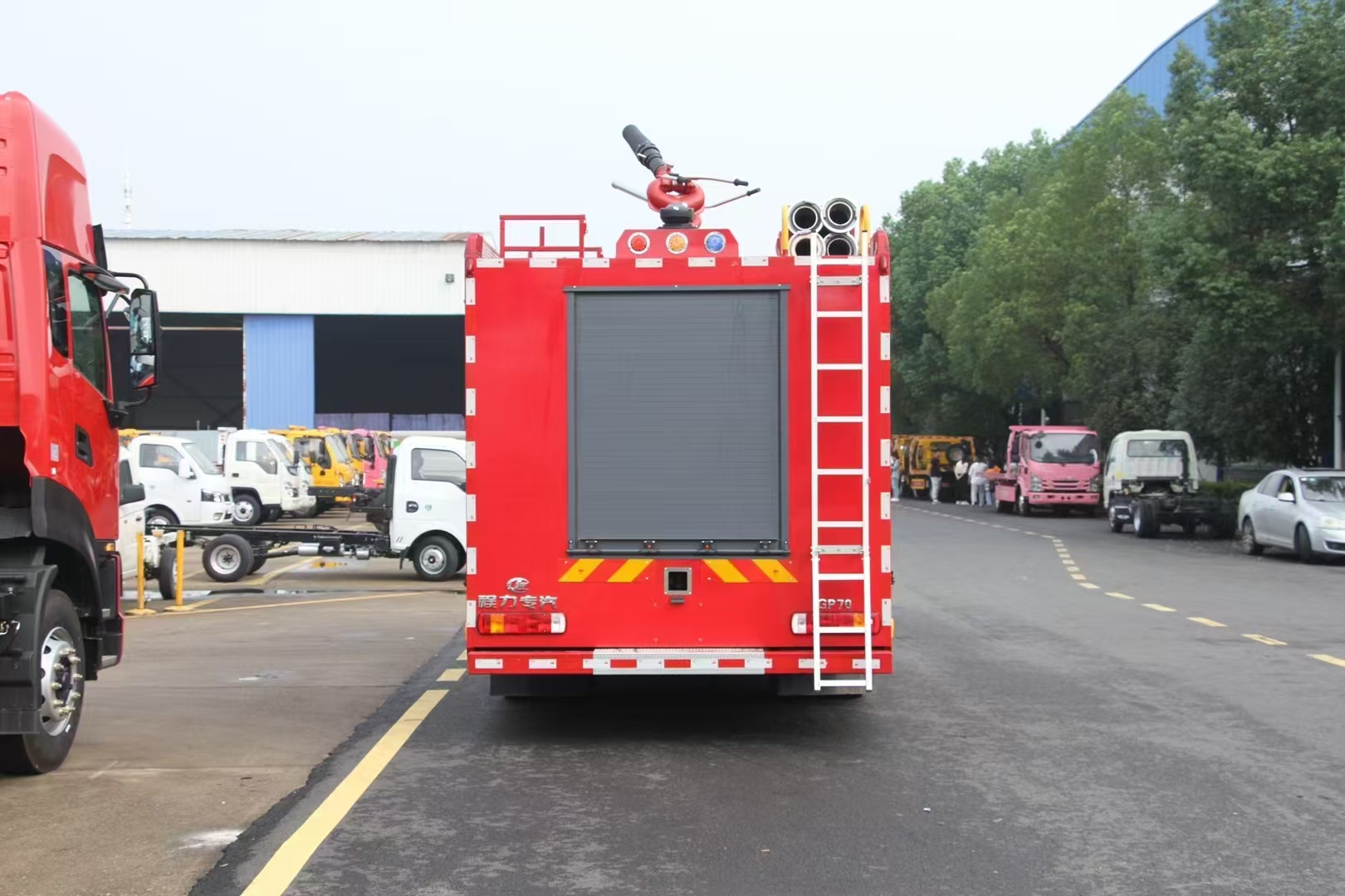 重汽豪沃7吨干粉泡沫联用消防车