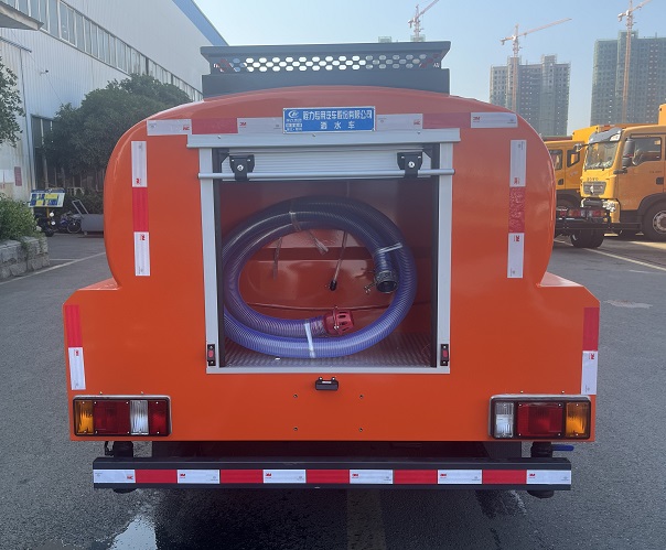 五十铃四驱皮卡2吨消防洒水车