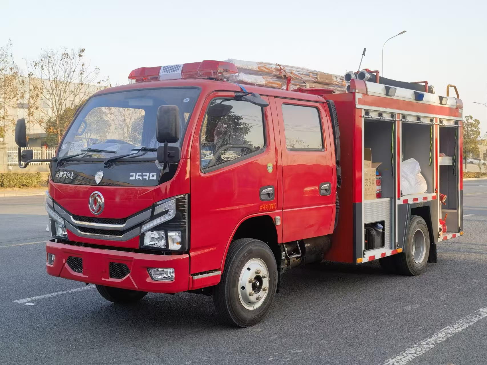 东风多利卡2.5吨水罐消防车