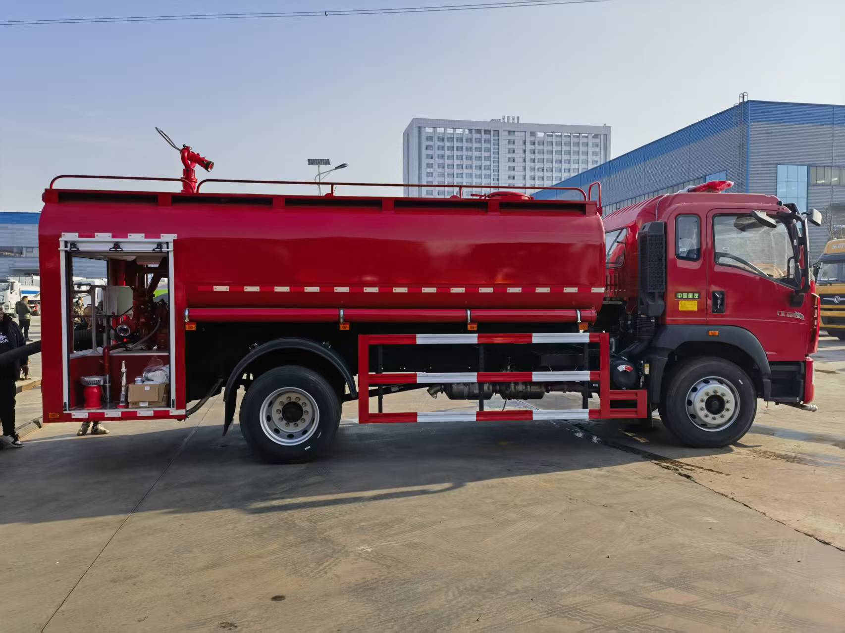 重汽豪沃12吨消防洒水车