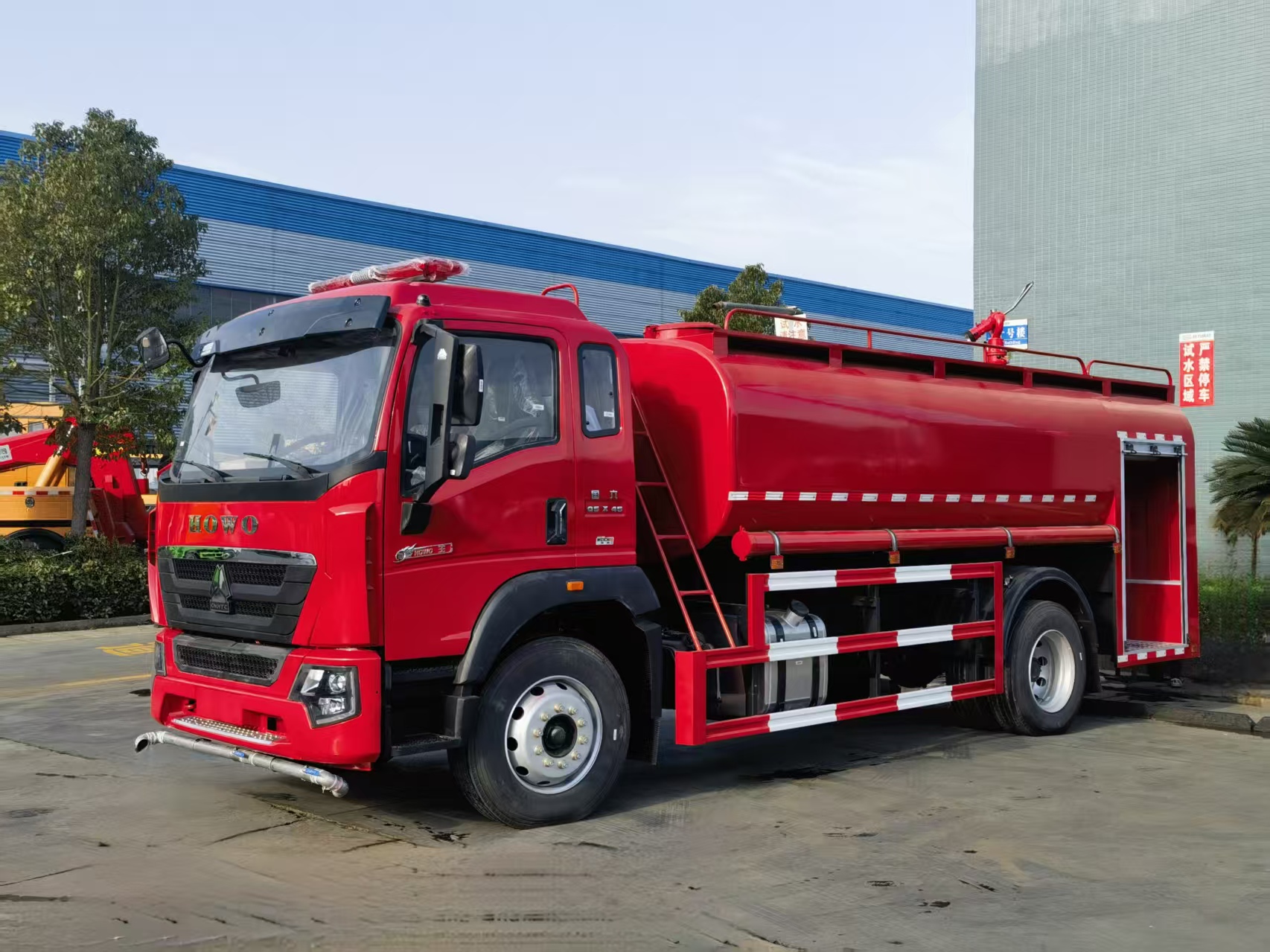 重汽豪沃12吨消防洒水车