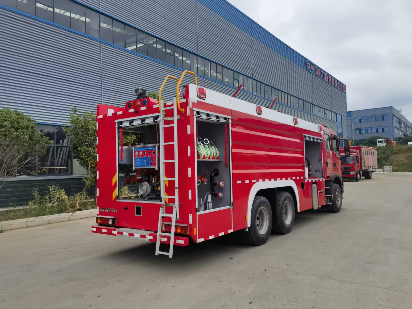 重汽12吨干粉泡沫联用消防车