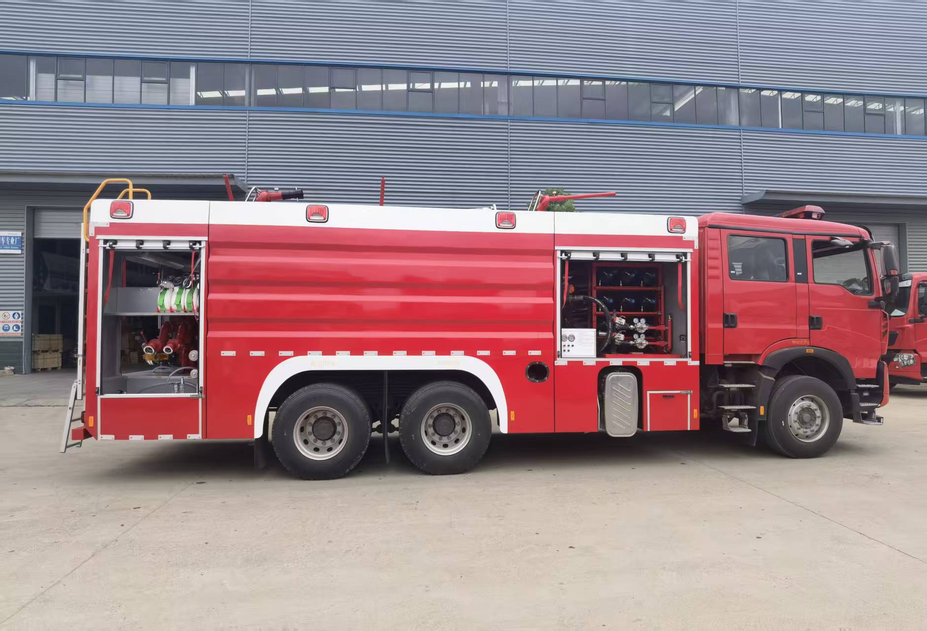 重汽12吨干粉泡沫联用消防车