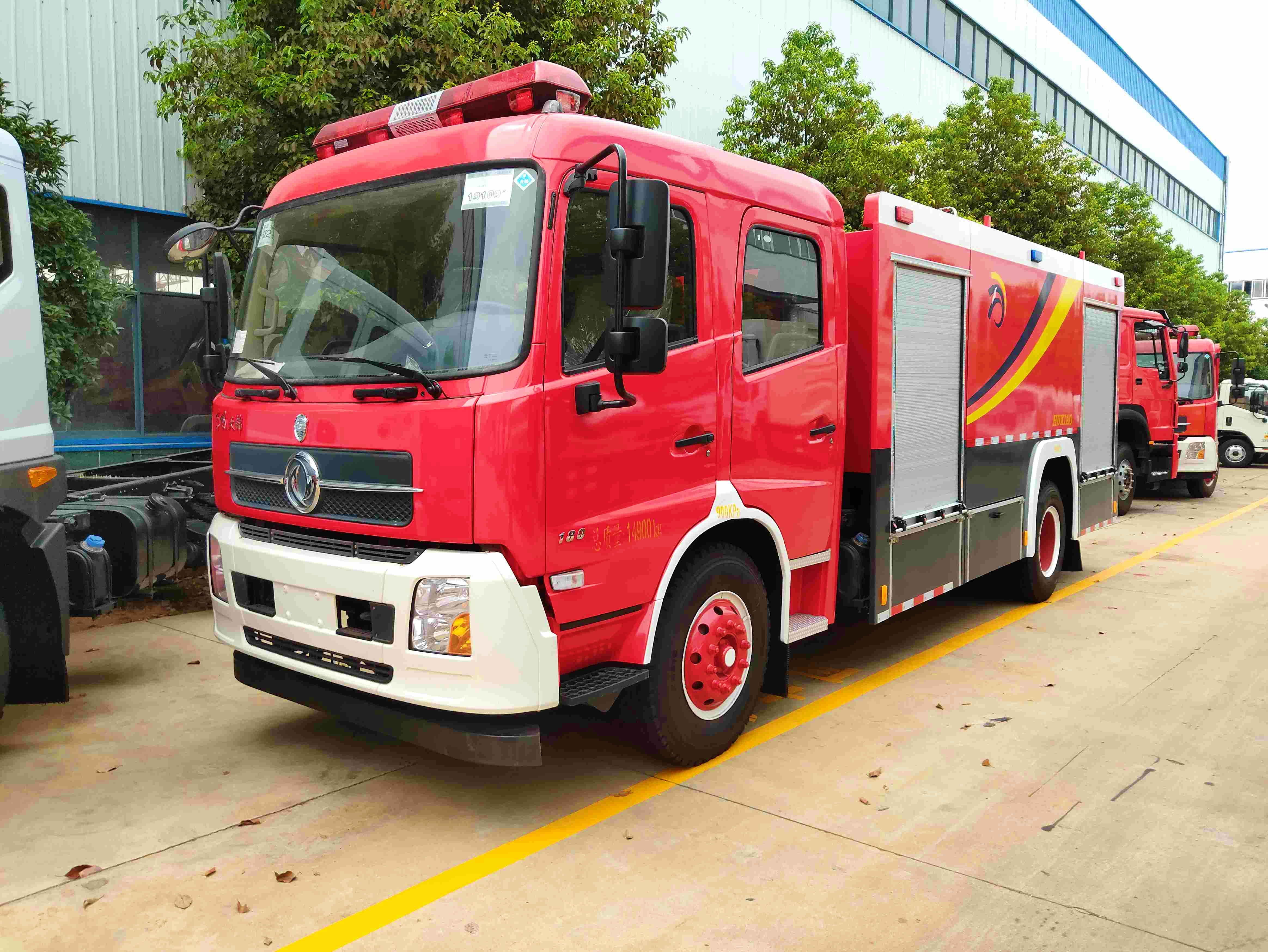 东风6-8吨水罐/泡沫消防车