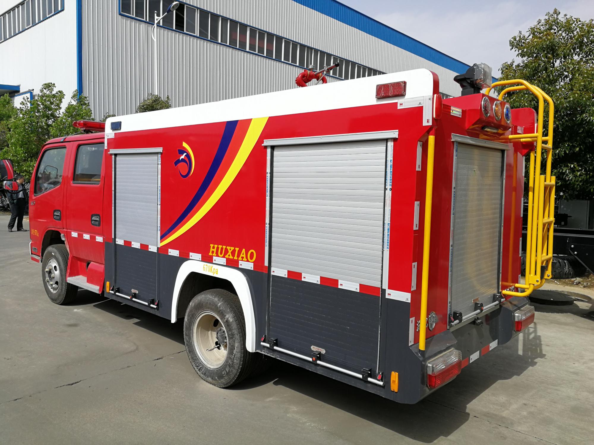 东风2吨水罐消防车