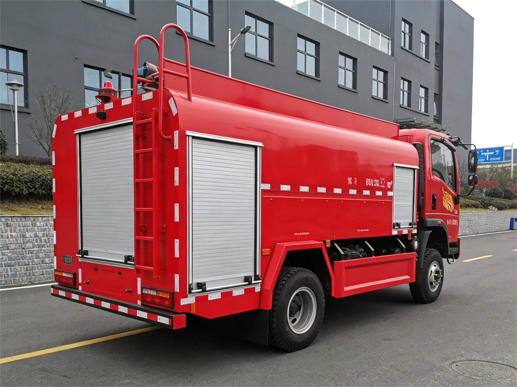 重汽四驱5.5吨森林消防供水车