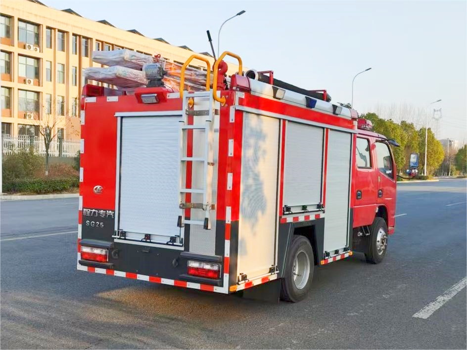 东风多利卡2.5吨水罐消防车