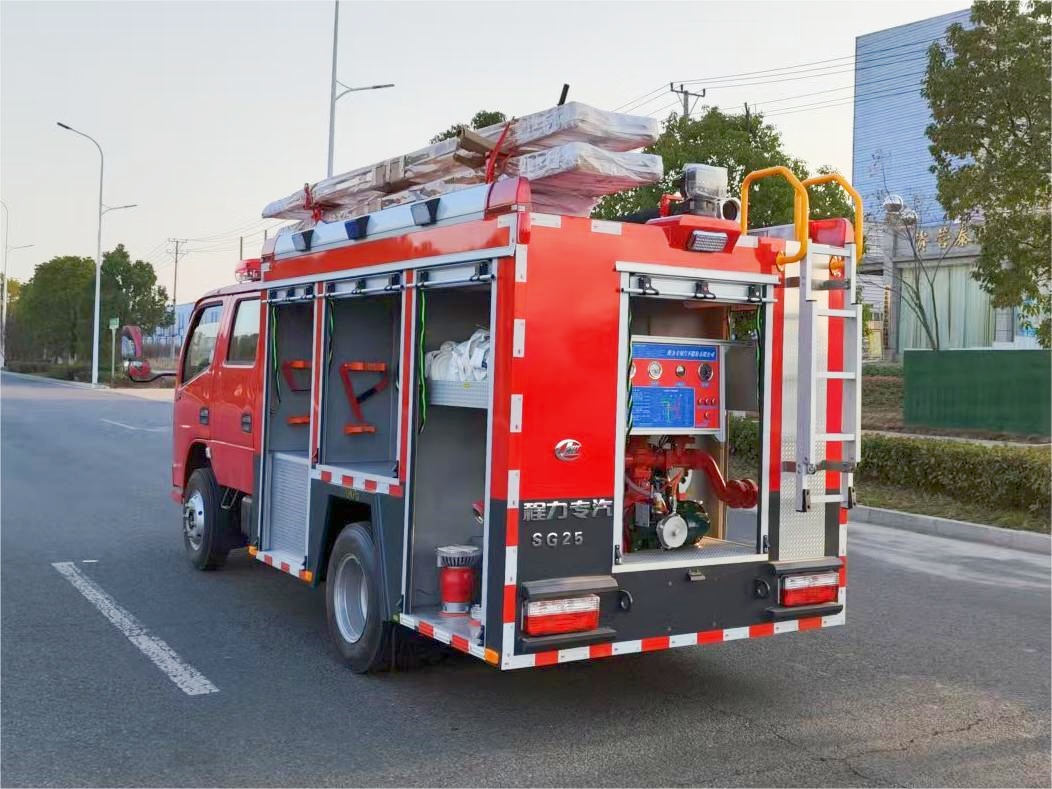 东风多利卡2.5吨水罐消防车