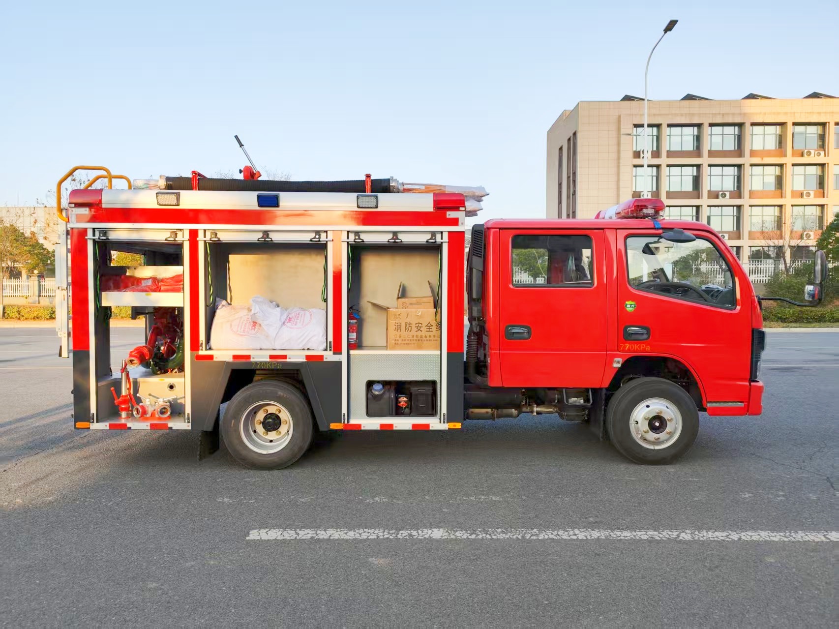 东风多利卡2.5吨水罐消防车