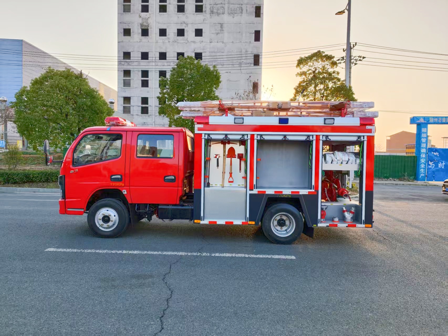 东风多利卡2.5吨水罐消防车